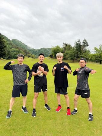 　走り込み合宿を開始した中谷潤人（左から２人目）＝Ｍ・Ｔジム提供