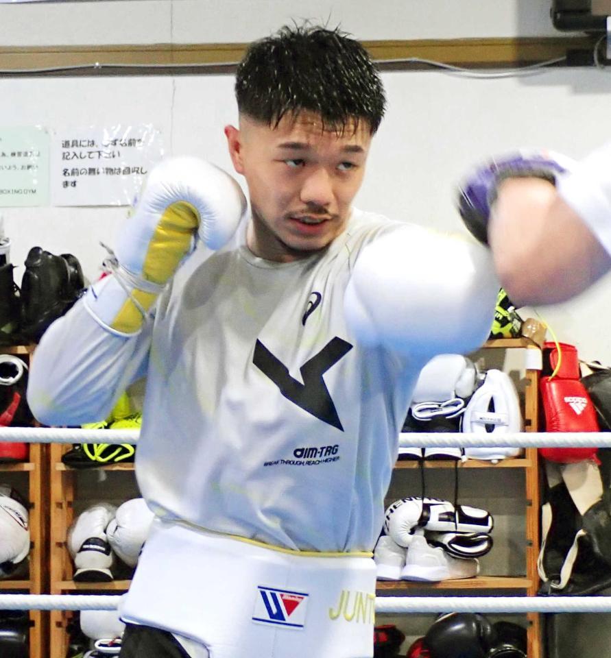 　合宿でミット打ちを行う中谷潤人