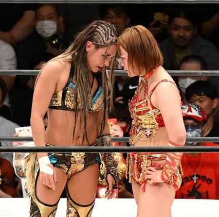 　Ｓａｒｅｅｅ（右）とにらみ合うジュリア