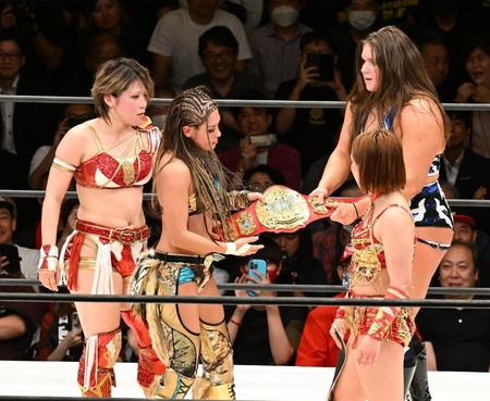 　ベルトを奪い合う左から林下詩美、ジュリア、Ｓａｒｅｅｅ、ボジラ