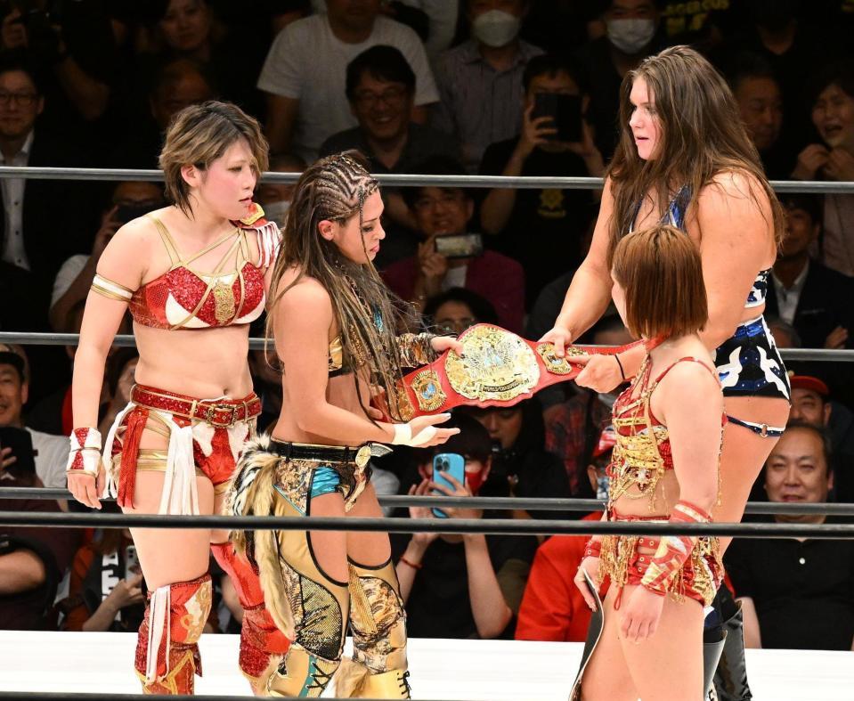 　ベルトを奪い合う左から林下詩美、ジュリア、Ｓａｒｅｅｅ、ボジラ