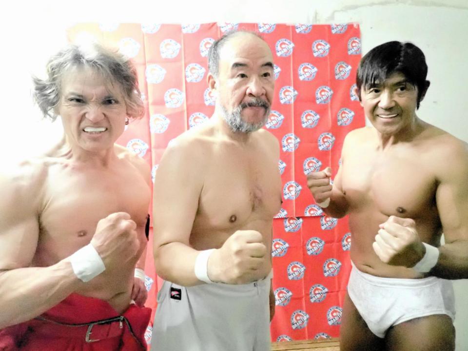 　勝利を飾った（左から）ＡＫＩＲＡ、越中詩郎、船木誠勝