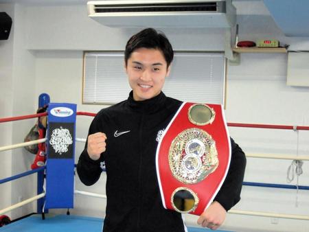 ボクシング　ＩＢＦバンタム級王者の西田凌佑が真新しい世界のベルトを披露「実感がわいてきました」