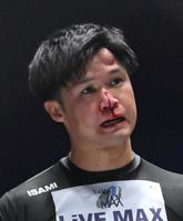 　試合後、左目の上が大きく腫れ上がる、こゝろ荒木　阿部泰斗（撮影・堀内翔）