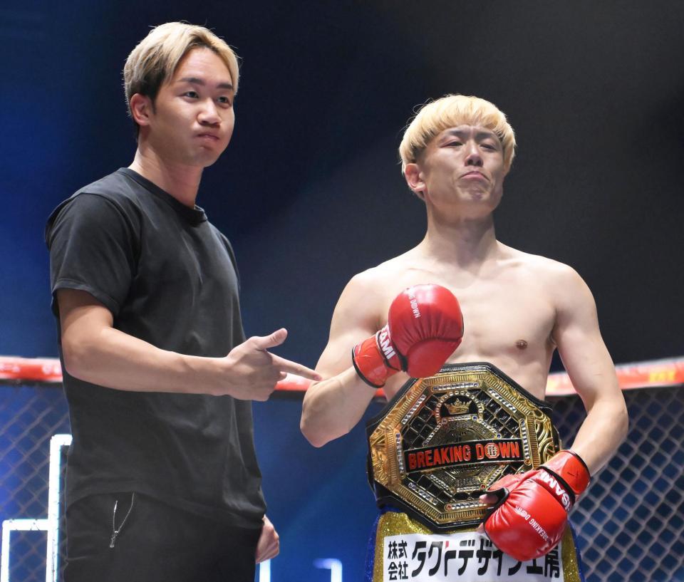　朝倉未来ＣＥＯ（左）からチャンピオンベルトを巻いてもらい感極まった表情を見せる井原良太郎（撮影・堀内翔）