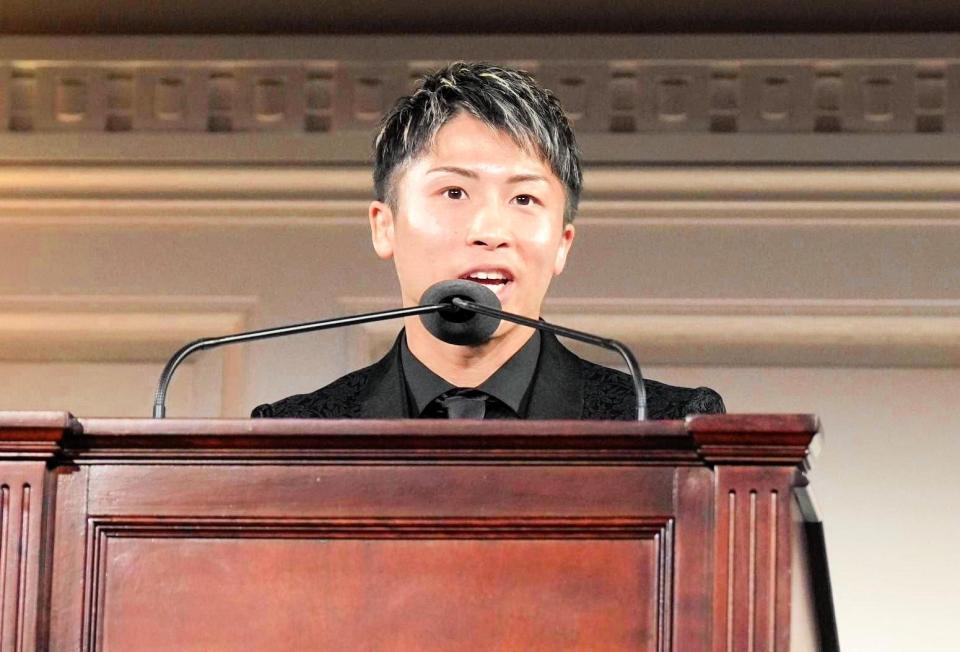 　全米ボクシング記者協会の授賞式でスピーチする井上尚弥（大橋ジム提供）