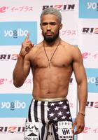 　相手選手が体重オーバーのために、１人でポーズをとるブラックパンサー・ベイノア