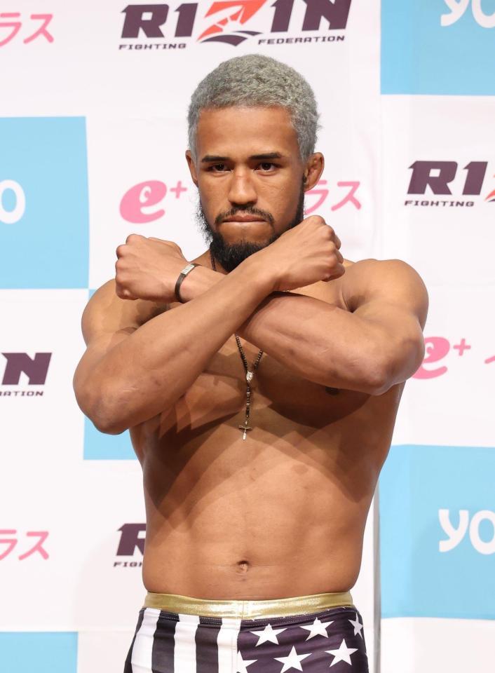 　相手選手が体重オーバーのために、１人でポーズをとるブラックパンサー・ベイノア