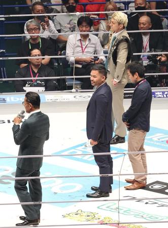 　次戦で対戦が決まった奥から鈴木千裕（奥）とマニー・パッキャオ。左端は榊原信行ＣＥＯ