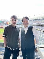 　ヤンキース－ドジャース戦を観戦した井上尚弥（左）と大橋秀行会長＝米ニューヨーク、ヤンキースタジアム