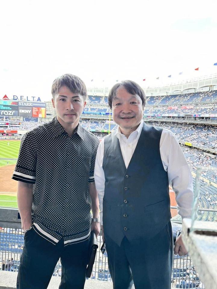 　ヤンキース－ドジャース戦を観戦した井上尚弥（左）と大橋秀行会長＝米ニューヨーク、ヤンキースタジアム
