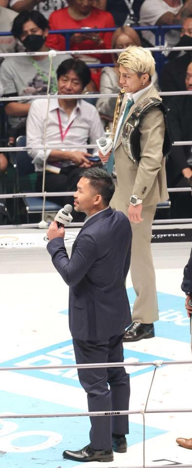 　次戦で対決が決まったマニー・パッキャオ（手前）と鈴木千裕