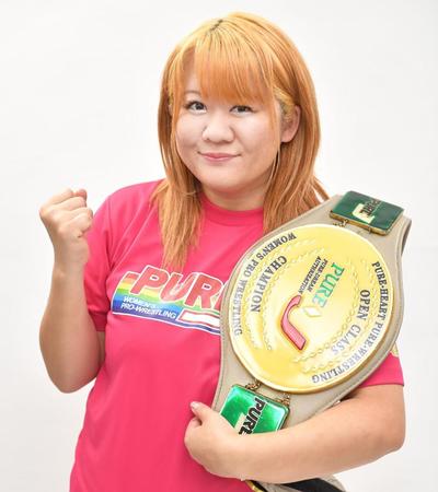 　ベルトを手に健闘を誓う中森華子（撮影・吉澤敬太）