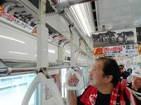 　アントニオ猪木さんに対して飛龍革命を起こした際の写真に見入る藤波辰爾