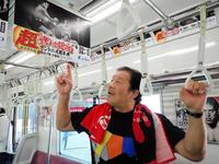 　１９８８年８月８日の自身とアントニオ猪木さんとの写真に見入る藤波辰爾