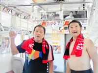 　闘魂トレインの内覧会に出席した藤波辰爾（左）とアントキの猪木