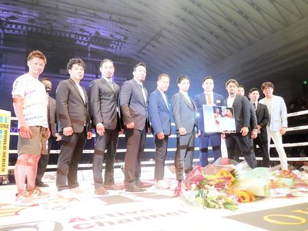 　麻原将平（中央）の引退セレモニーに登場した（左から）裕樹氏、長島☆自演乙☆雄一郎氏、ＴＯＭＯ氏、武蔵氏ら