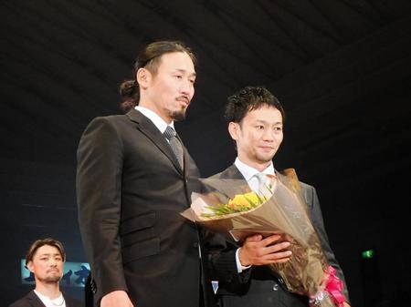 　麻原将平（右）の引退セレモニーで花束を贈呈したＴＯＭＯ（森知行）氏