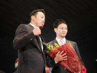 　麻原将平（右）の引退セレモニーで花束を贈呈した武蔵氏