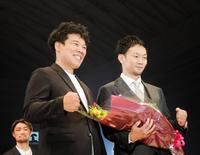 　麻原翔平（右）の引退セレモニーで花束を贈呈した長島☆自演乙☆雄一郎氏