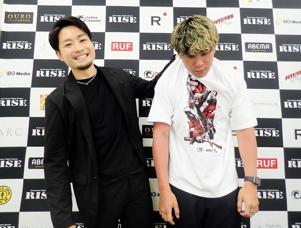 　引退セレモニーを終えて後輩の木村ケルベロス颯太とじゃれる山畑雄摩