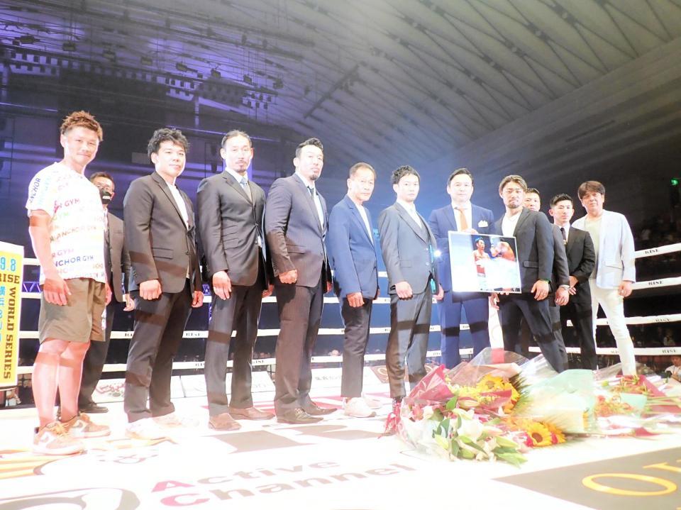 　麻原将平（中央）の引退セレモニーに登場した（左から）裕樹氏、長島☆自演乙☆雄一郎氏、ＴＯＭＯ氏、武蔵氏ら