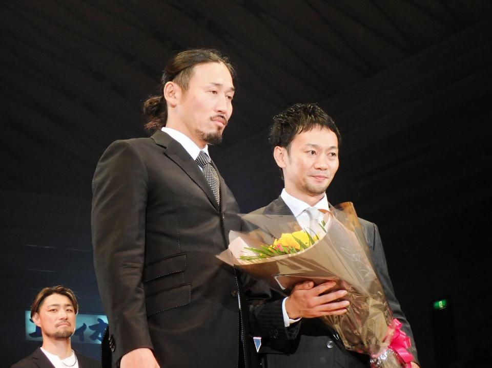 　麻原将平（右）の引退セレモニーで花束を贈呈したＴＯＭＯ（森知行）氏