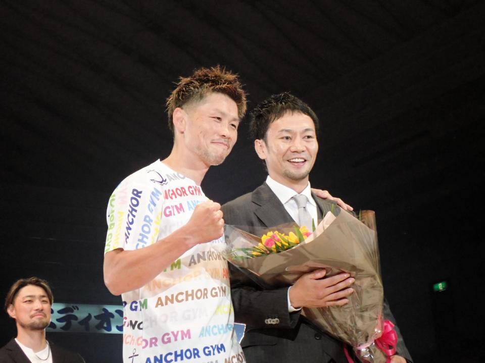 麻原将平（右）の引退セレモニーで花束を贈呈した裕樹氏＝エディオンアリーナ大阪