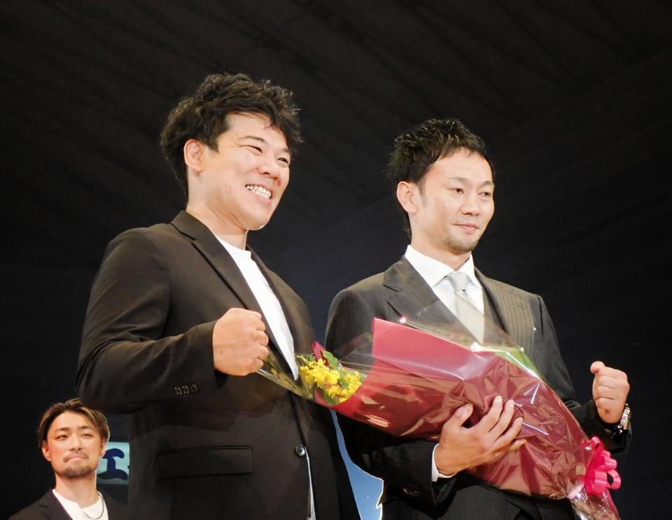 　麻原翔平（右）の引退セレモニーで花束を贈呈した長島☆自演乙☆雄一郎氏