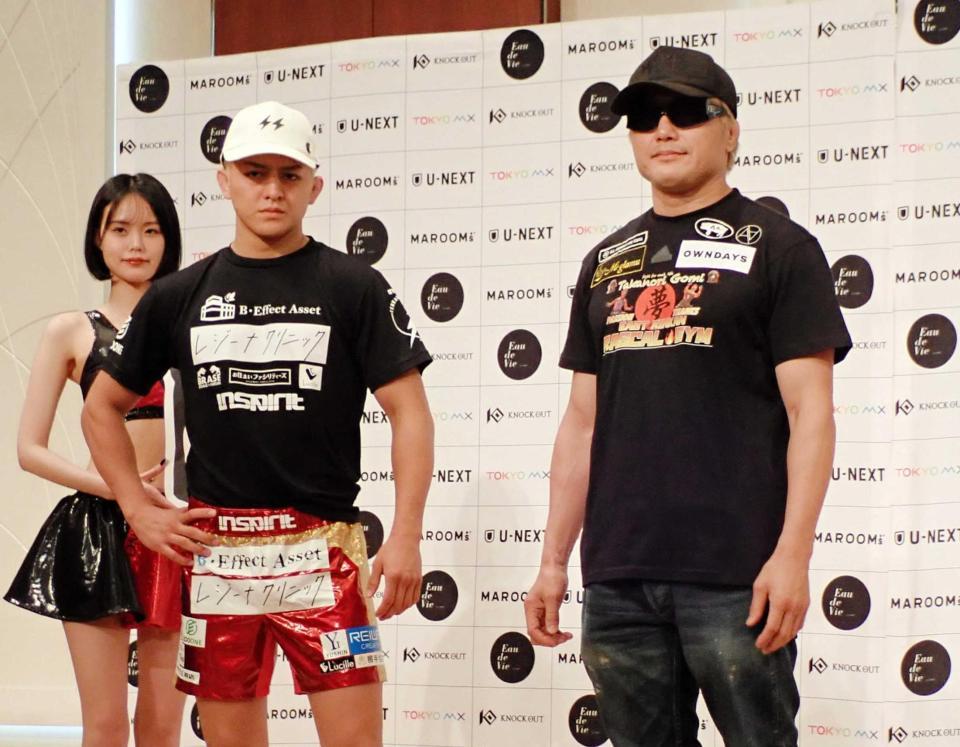 　計量をクリアした鈴木千裕（左）と五味隆典