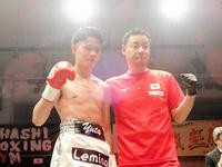 　デビュー戦をＫＯで飾った坂井優太（左）とトレーナーの父・伸克さん