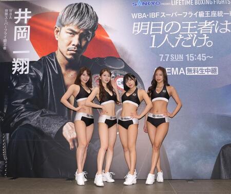 　ポーズを決める（左から）葵くみ、上原沙弓理、三橋くん、宇佐美なお（撮影・西岡正）