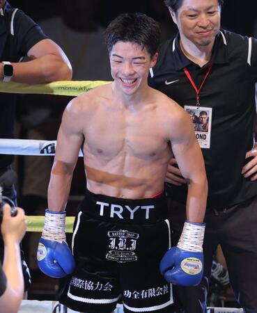 　デビュー戦に勝利し、笑顔を見せる横山葵海（撮影・西岡正）
