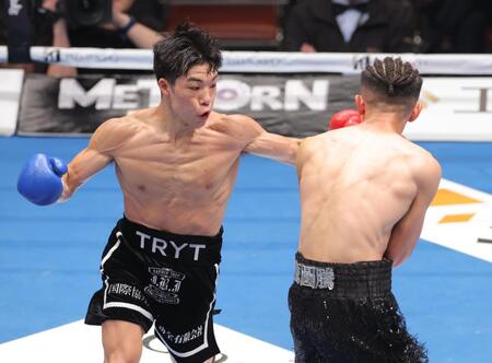 　２回、ワン・ハオ（右）に左フックを浴びせ、ダウンを奪う横山葵海（撮影・西岡正）