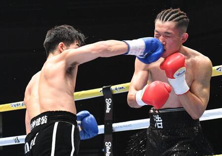 　１回、ワン・ハオ（右）からダウンを奪う横山葵海（撮影・佐々木彰尚）