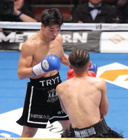 　２回、ワン・ハオ（右）に左フックを浴びせ、ダウンを奪う横山葵海（撮影・西岡正）