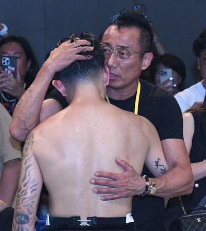 【写真】真剣そのもの　井岡一翔が闘うリングに熱い視線を送る長渕剛