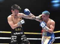 　９回、パンチを出し合う井岡一翔（左）、フェルナンド・マルティネス（撮影・佐々木彰尚）