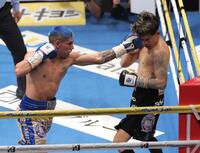 　３回、フェルナンド・マルティネス（左）の左ストレートを浴びる井岡一翔（撮影・西岡正）