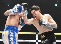 　１回、フェルナンド・マルティネス（左）にパンチを出す井岡一翔（撮影・佐々木彰尚）