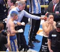 　フェルナンド・マルティネス（左）に敗れ、悔しさをにじませる井岡一翔（撮影・西岡正）