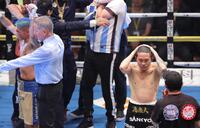 　フェルナンド・マルティネス（左）に敗れ、肩を落とす井岡一翔（撮影・西岡正）