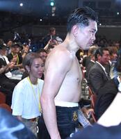 　試合後、恵美夫人（左）と言葉を交わした井岡一翔（撮影・佐々木彰尚）