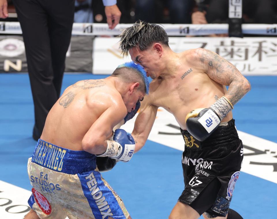 　５回、フェルナンド・マルティネス（左）に右フックを浴びせる井岡一翔（撮影・西岡正）