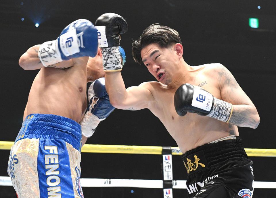 　１回、フェルナンド・マルティネス（左）にパンチを出す井岡一翔（撮影・佐々木彰尚）