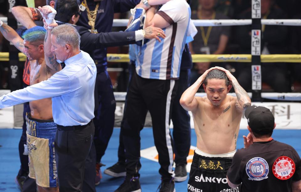 　フェルナンド・マルティネス（左）に敗れ、肩を落とす井岡一翔（撮影・西岡正）