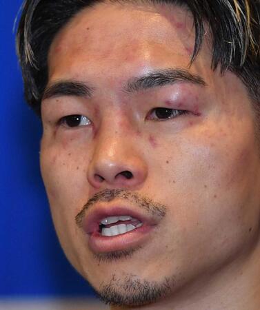 　試合後、会見をする井岡（撮影・佐々木彰尚）