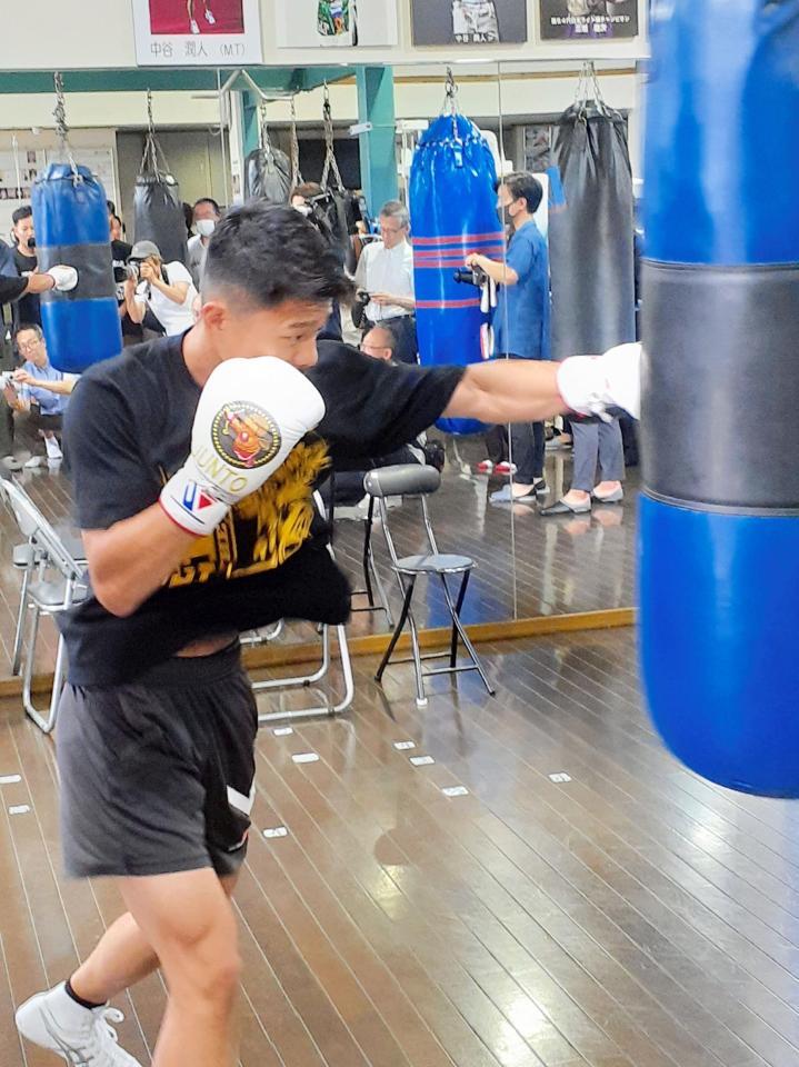 　公開練習でサンドバッグ打ちを披露する中谷潤人