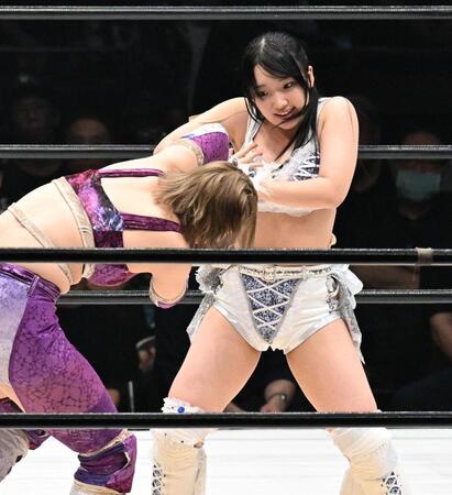 　天麗皇希（左）を攻める田中きずな