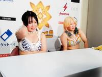 　バックステージでコメントする田中きずな（左）とビクトリア弓月